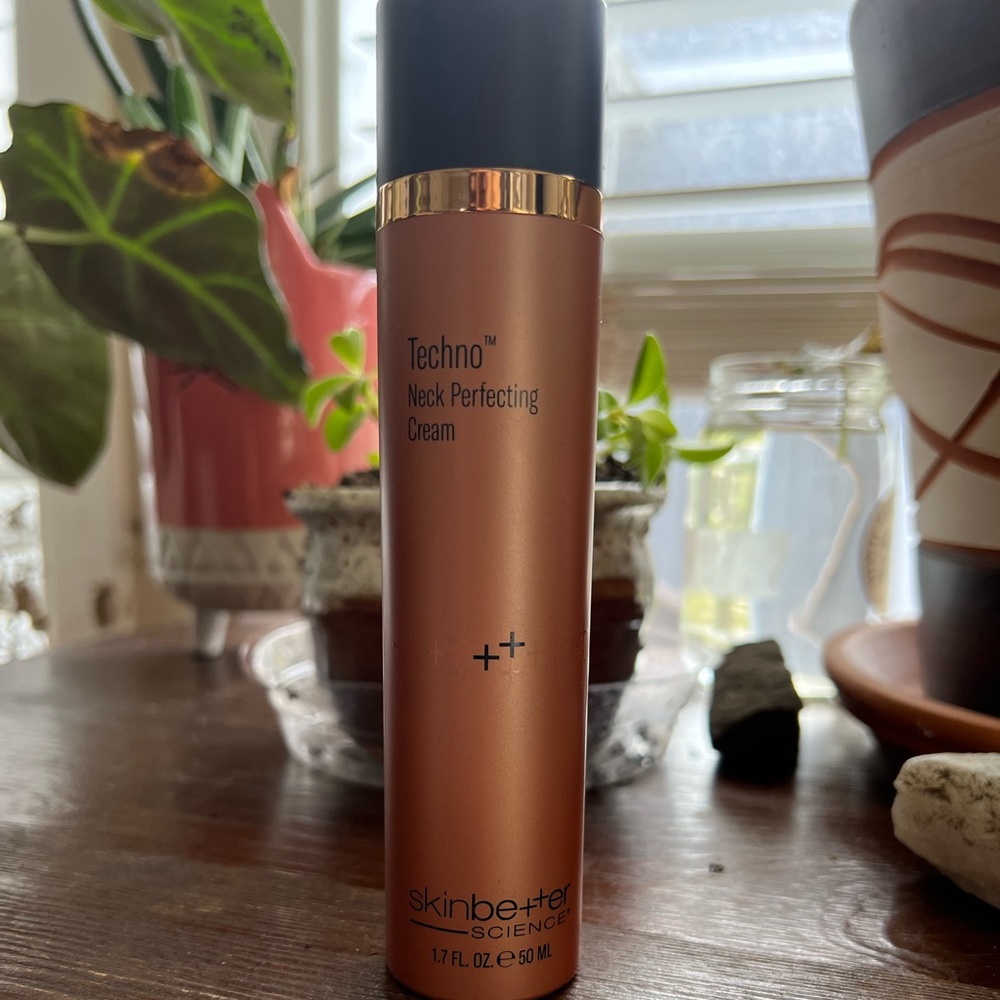 *STILL AVAILABLE!!* Techno neck perfecting cream skinbetter science